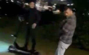 בן ה-13 תוקף עובר אורח ברחוב (צילום: מתוך הרשתות החברתיות לפי סעיף 27א' לחוק זכויות יוצרים)