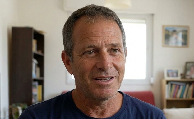 גבר יושב ומדבר למצלמה