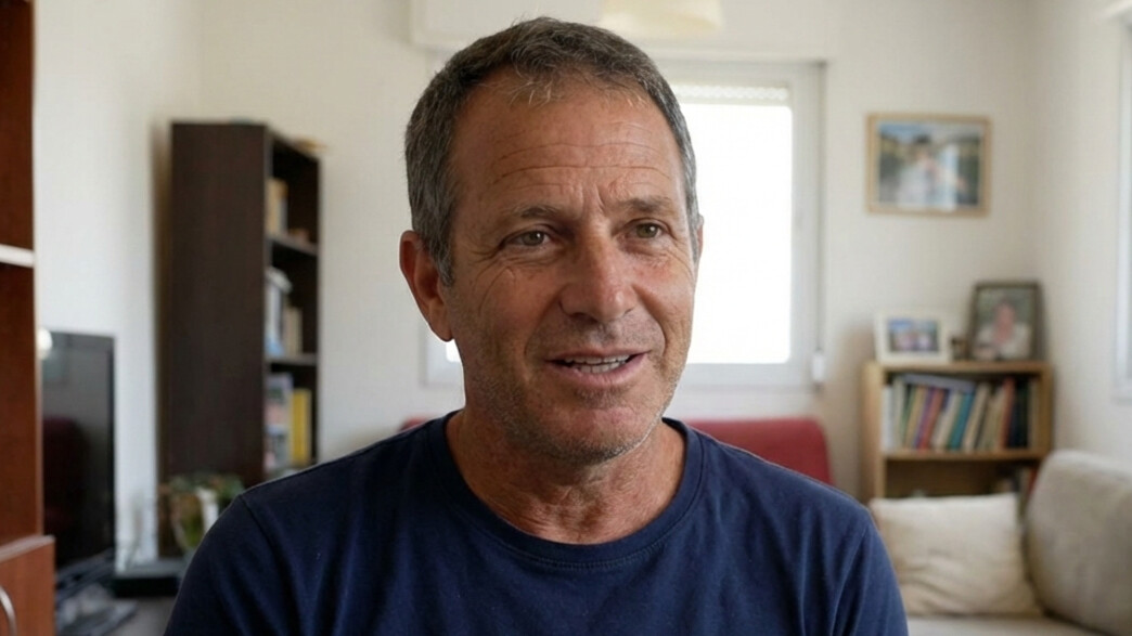 גבר יושב ומדבר למצלמה