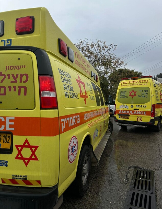 צעיר (20) ואישה (60) נמצאו מחוסרי הכרה בבית ביקנעם