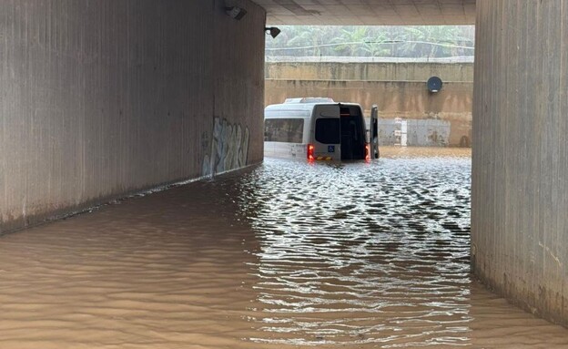 רכב הסעות שוקע בהצפות בצומת זיכרון רכב הסעות שוקע בהצפות בצומת זיכרון