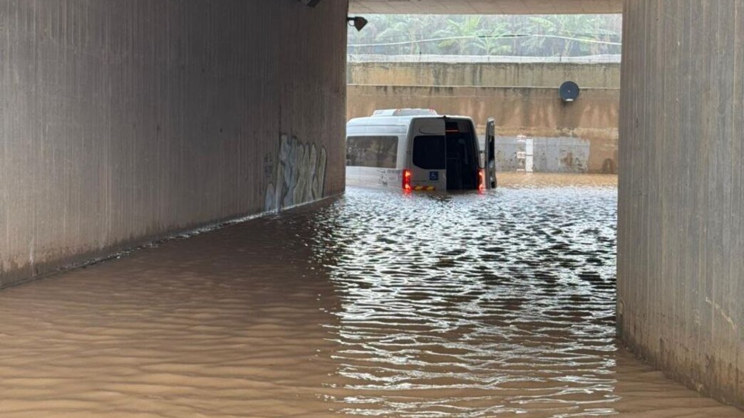 רכב הסעות שוקע בהצפות בצומת זיכרון 