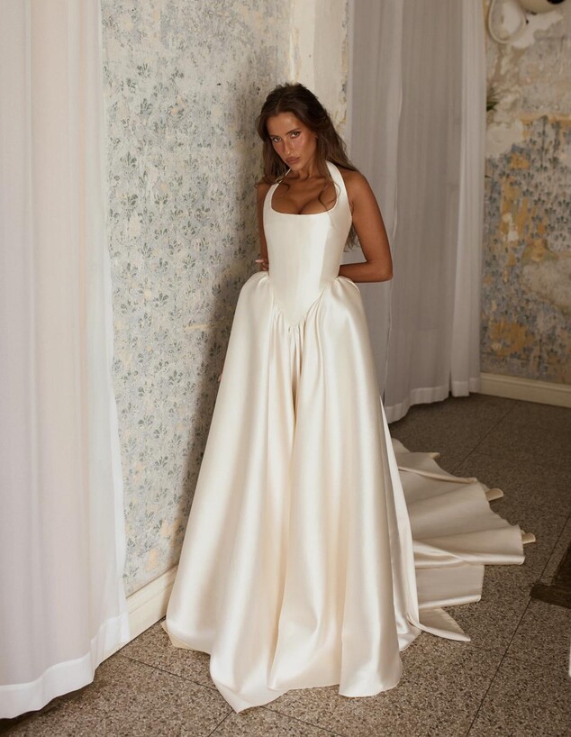 ספיר קשתי בשמלת כלה ראשונה ספיר קשתי בשמלת כלה ראשונה