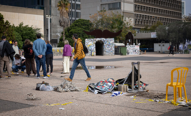 מפנים את כיכר החטופים מפנים את כיכר החטופים