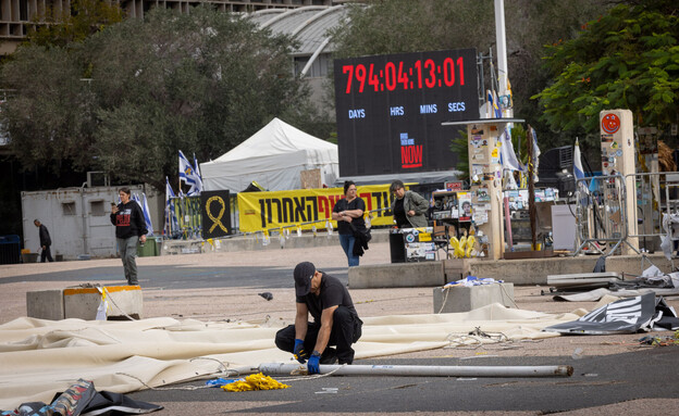 מפנים את כיכר החטופים (צילום: מרים אלסטר, פלאש 90)