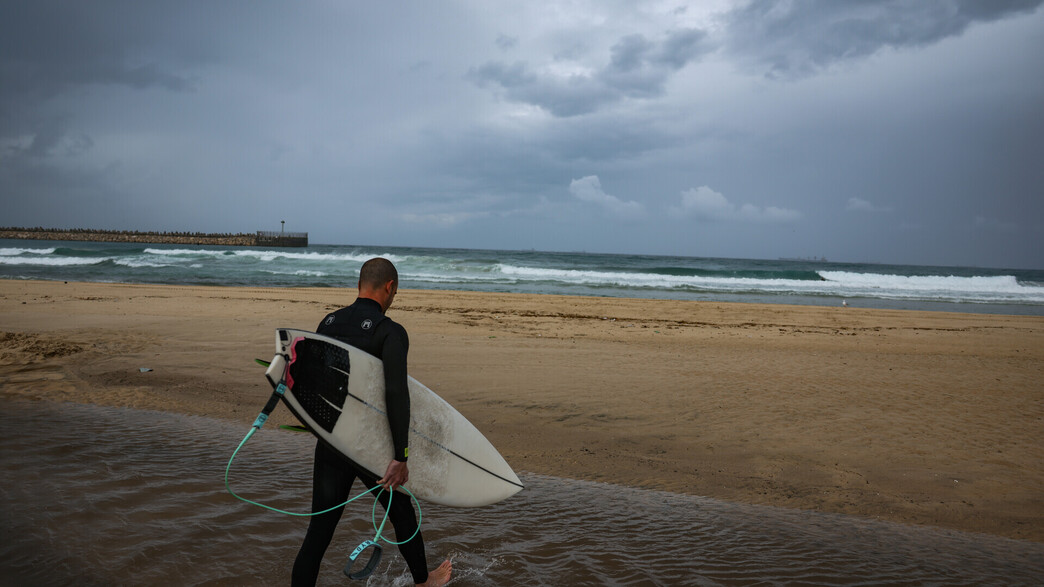 גולש בחוף אשדוד בזמן סערת ביירון