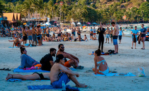 תיירים חוף קופנגן (צילום: patthsima ruangroj, shutterstock)