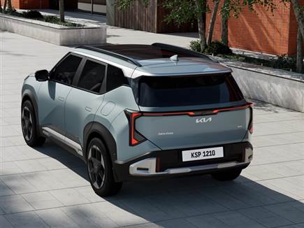 העיצוב משלב את שפת העיצוב החדשה עם נגיעות מהדגמים החשמליים