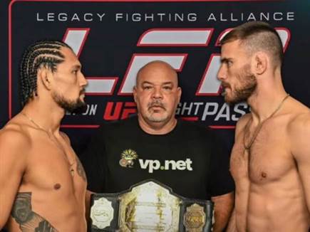 "בלעה אותו האדמה". ברזילי ומירנדה (מתוך הרשתות של ה-LFA) (צילום: ספורט 5)