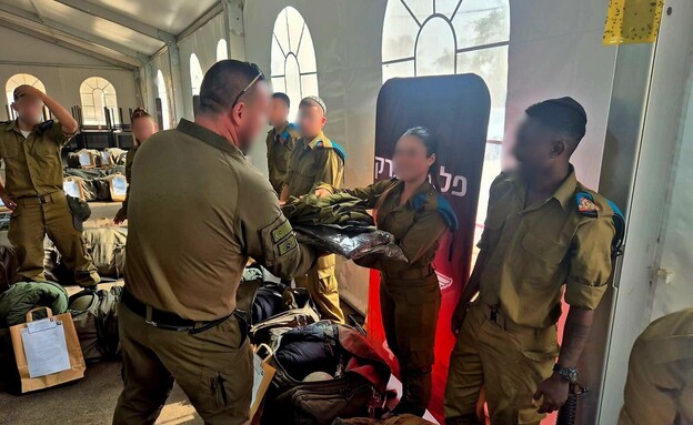 חלוקת ציוד ללוחמים חלוקת ציוד ללוחמים