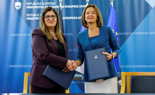 שרת החוץ של סלובניה שרה במשרד החוץ של הרשות הפלסטינית שרת החוץ של סלובניה שרה במשרד החוץ של הרשות הפלסטינית