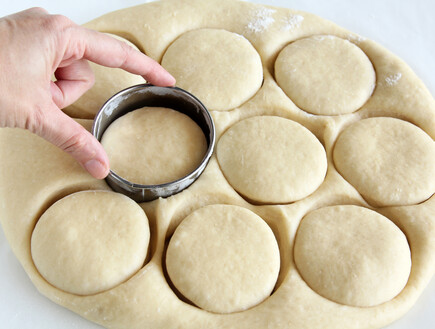 בצק סופגניות - שיטת רידוד וקריצה