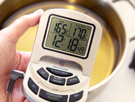 טיגון סופגניות - טמפרטורה של 165-170 מעלות