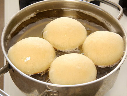 מטגנים דקה וחצי-שתיים מכל צד בהתאם לגודל הסופגניות