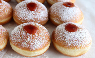 סופגניות קלאסיות עם ריבה (צילום: ענבל לביא, mako אוכל)