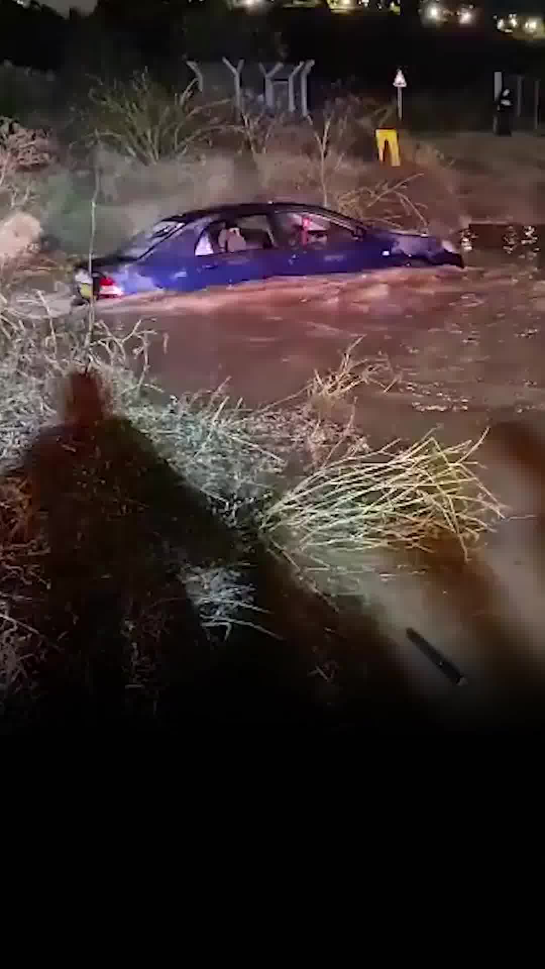 ברכב, בלב השיטפון: לוחמי האש פועלים לחילוץ שני לכודים בעמק הארזים