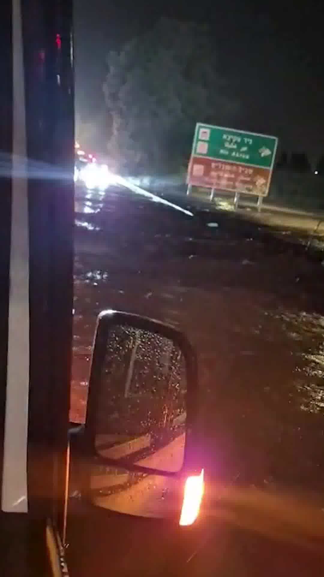 מיניבוס נתקע בהצפה בכביש בניר עקיבא שליד נתיבות