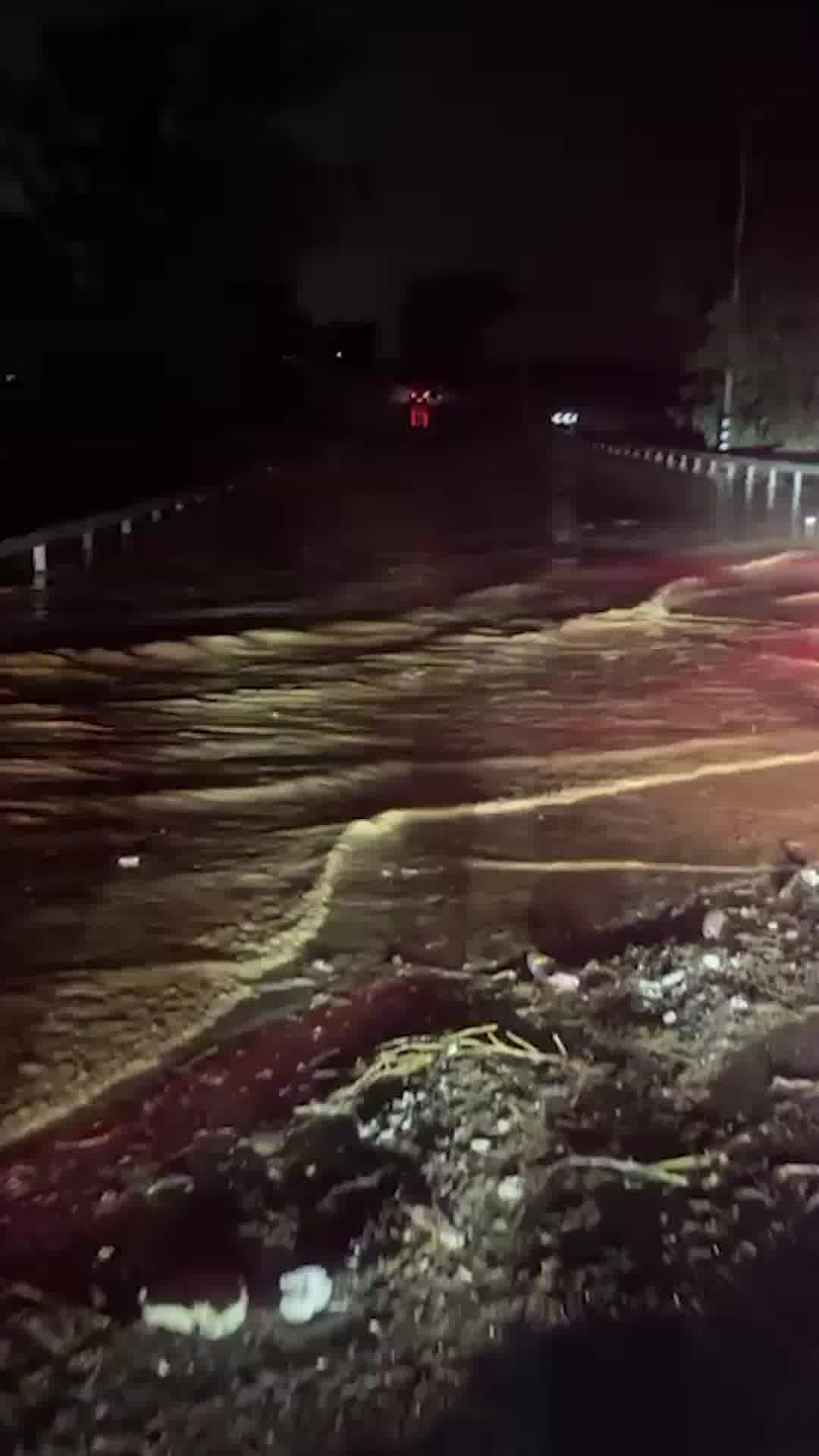 הצפה בכביש 6: רכבים תקועים במחלף מאחז