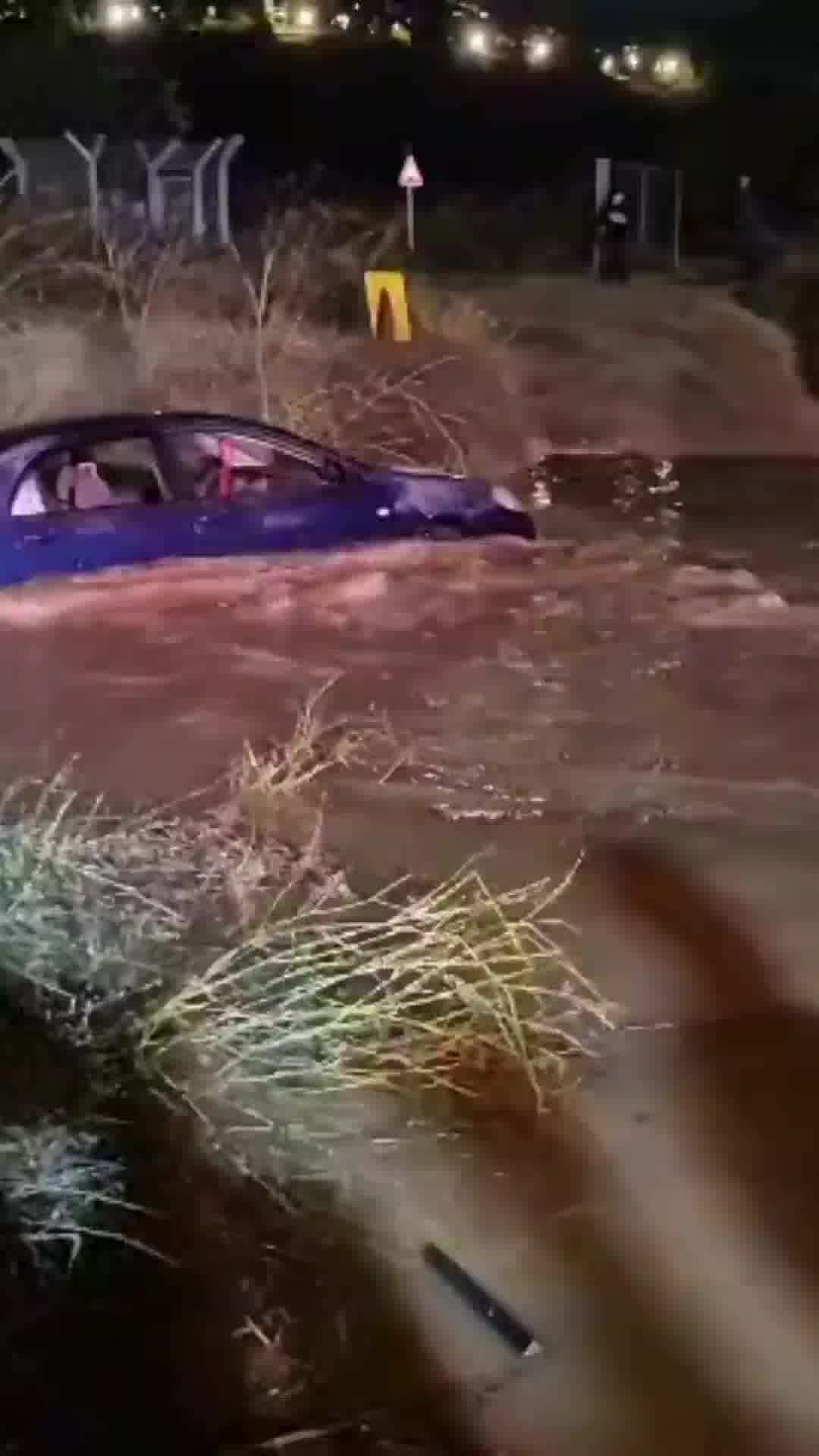 רכב תקוע במים באזור בית זית