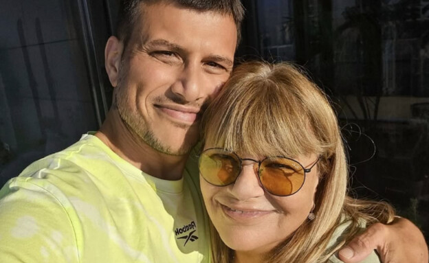 אסי עזר ואמא שלו (צילום: מתוך אינסטגרם, קשת 12)