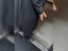 חסם את המעלית ודרש מהשכנה לצאת: "תראי איך את לבושה"