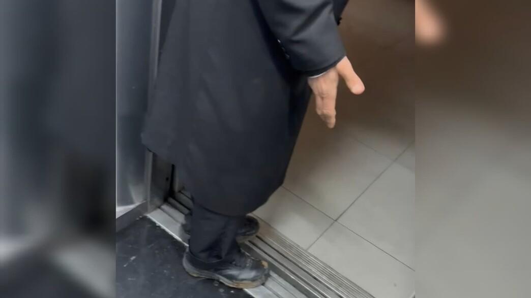 "לא יכול להיות במעלית עם אחת שהולכת ככה" "לא יכול להיות במעלית עם אחת שהולכת ככה"