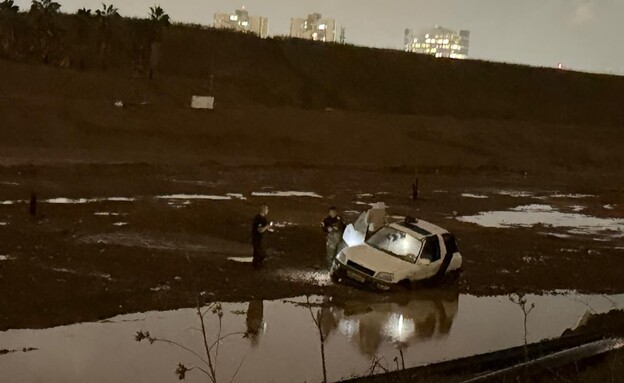 רכב שקע סמוך לרחוב איתן לבני בתל אביב רכב שקע סמוך לרחוב איתן לבני בתל אביב