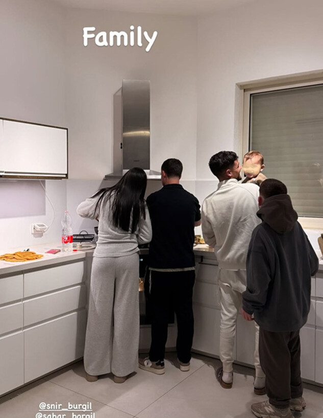 ספיר בורגיל משפחה במטבח ג ספיר בורגיל משפחה במטבח ג