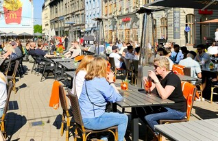 מסעדה ריגה תיירים (צילום: Tanya Keisha, shutterstock)