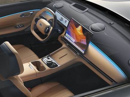 גם מבפנים יש לא מעט מאפיינים דומים לאח החשמלי (צילום: ספורט 5)