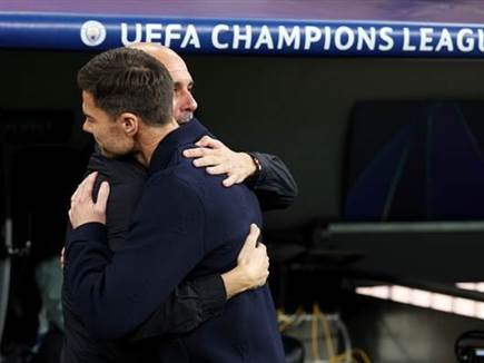 המון כבוד בין גווארדיולה לאלונסו (Getty)