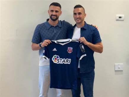 במעמד החתימה עם סוכנו אריאל בוזורגי (צילום: ספורט 5)