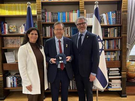 קייסי וסרמן עם הנשיא בוז'י הרצוג ויו"ר הוועד האולימפי יעל ארד (באד קייסי וסרמן עם הנשיא בוז'י הרצוג ויו"ר הוועד האולימפי יעל ארד (באד