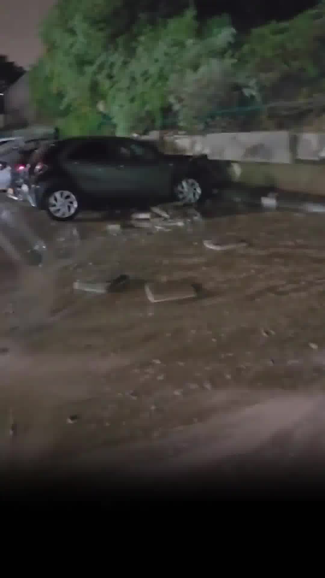 רכבים מרוסקים: חומה קרסה על מספר מכוניות באשקלון בגלל הסופה "ביירון"