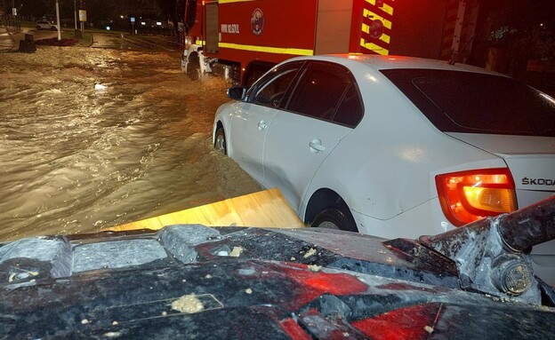 רכבים שנתקעו בהצפות בקריית גת 