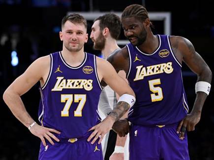 המשתכר הבכיר בפורטלנד בכלל לא משחק בקבוצה (Juan Ocampo/NBAE via Ge (צילום: ספורט 5)