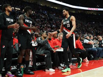 הספסל של פורטלנד. לא מספיק טוב (Alika Jenner/Getty Images) (צילום: ספורט 5)