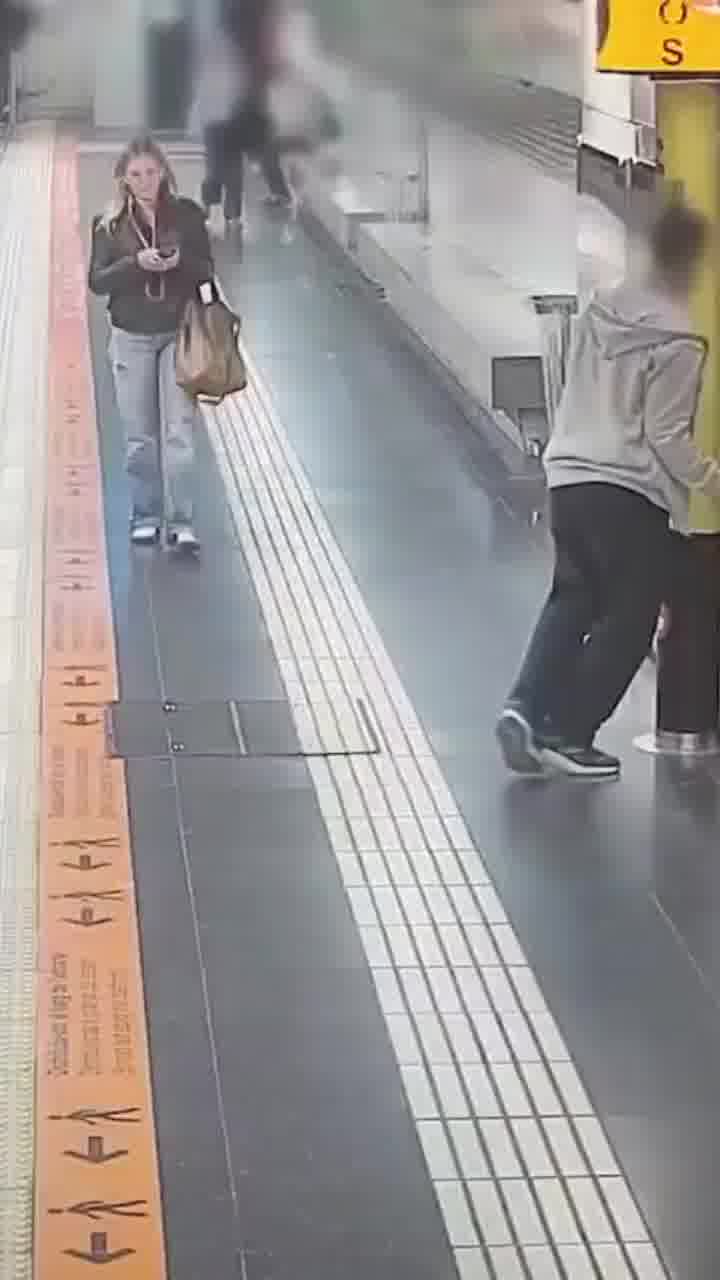 ברצלונה: צעיר, שיכור ככל הנראה, נפל למסילת הרכבת וניצל בנס בזכות אישה עירנית אחת