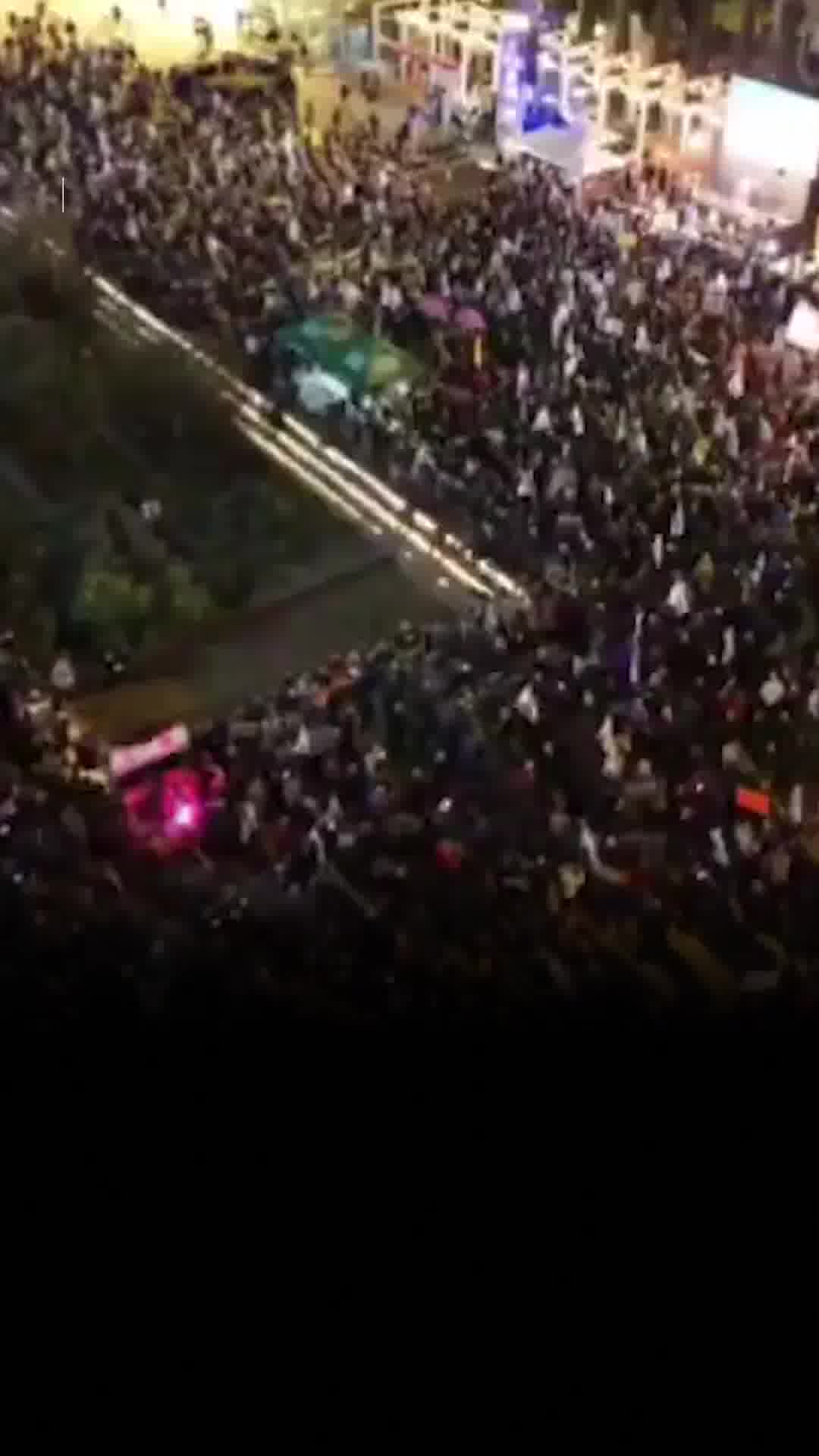 אלפים מפגינים נגד הממשלה בכיכר הבימה בתל אביב