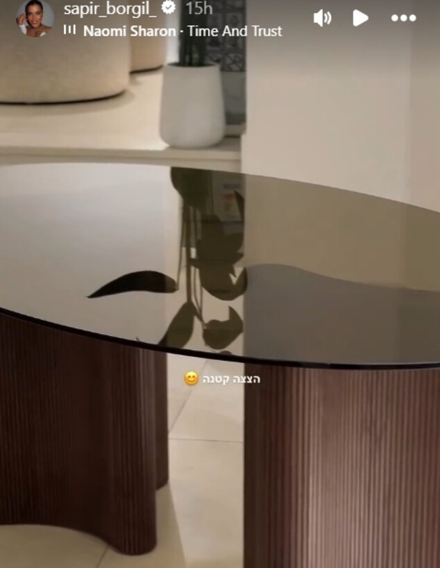 מציצים ספיר בורגיל שולחן אוכל מציצים ספיר בורגיל שולחן אוכל