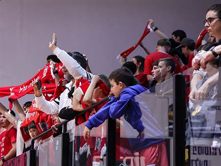 האוהדים המארחים סיימו מאוכזבים (מאור אלקסלסי)