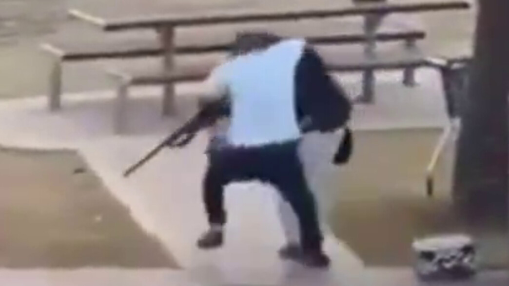 אדם נאבק באחד היורים בבונדי ביץ' בסידני אוסטרליה אדם נאבק באחד היורים בבונדי ביץ' בסידני אוסטרליה