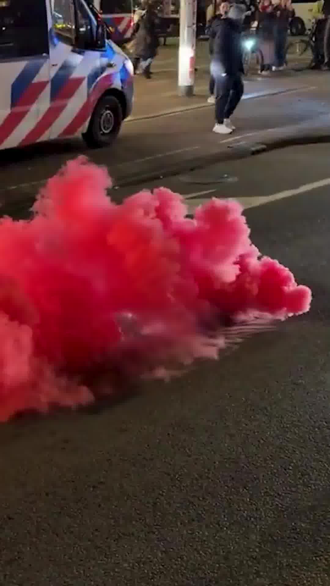 מתקפה אנטישמית על אירוע חנוכה נוסף - הפעם באמסטרדם: פלסטינים זורקים רימוני עשן