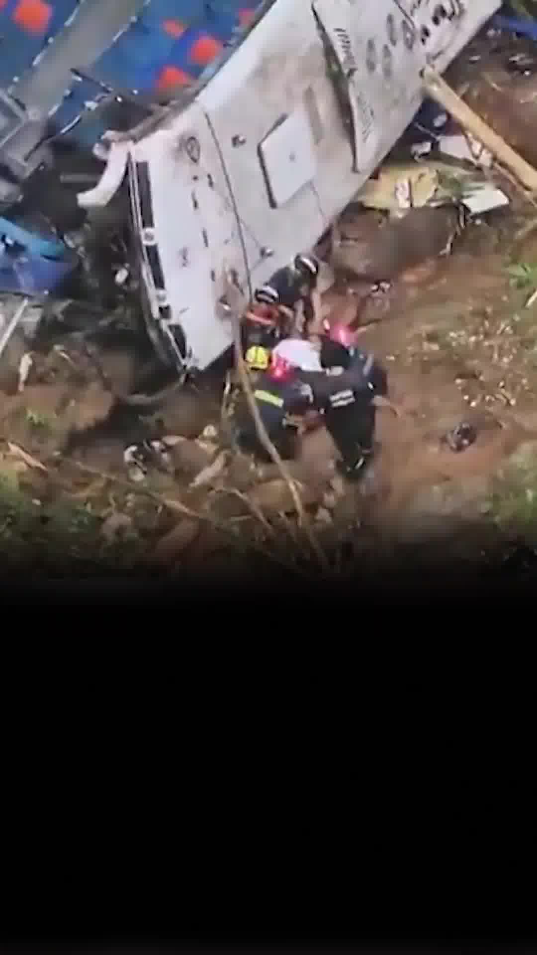 אסון בקולומביה: אוטובוס שהסיע תלמידים נפל מצוק בצפון המדינה - 10 נהרגו ו-20 נפצעו