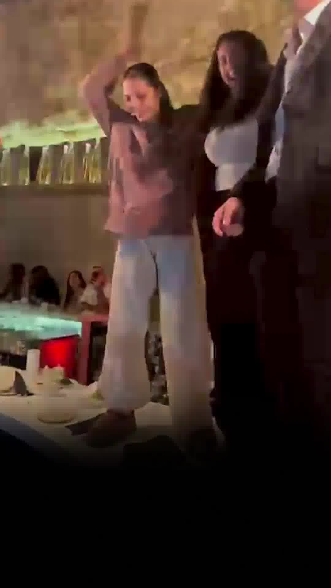 רוקדות על הבר: לירי אלבג ודניאלה גלבוע בהדלקת נרות מרגשת במסעדת "קומראן"