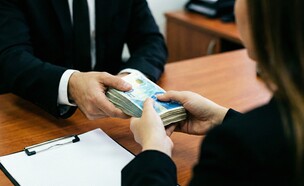 אישה מקבלת כסף, אילוסטרציה (צילום: gemini)