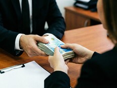 אישה מקבלת כסף, אילוסטרציה