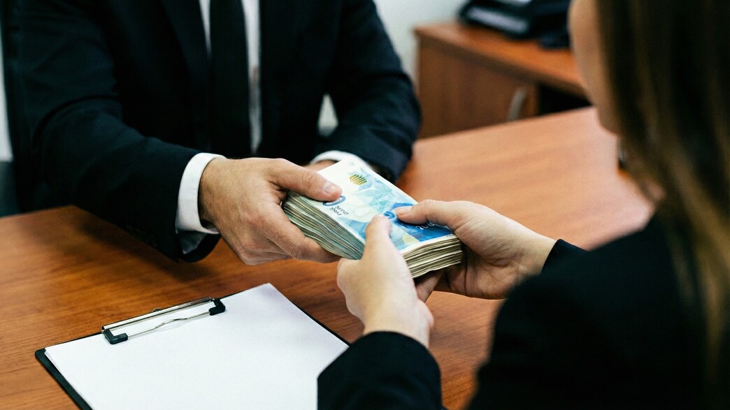 אישה מקבלת כסף, אילוסטרציה אישה מקבלת כסף, אילוסטרציה