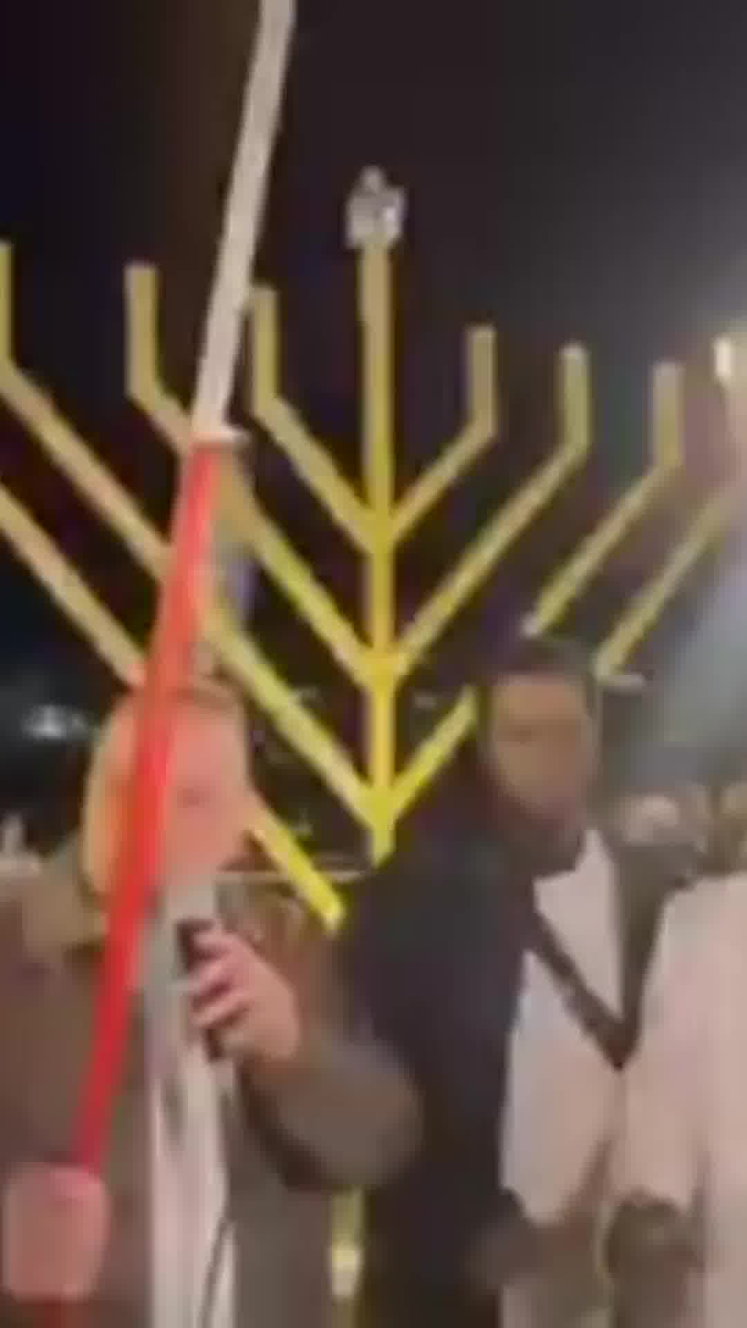 שורד השבי אברה מנגיסטו בהדלקת נרות עם הוריו וראש עיריית אשקלון