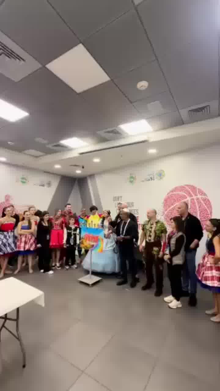 עם מיקי, מני ממטרה ומשפחת ספיר: ״מותק מהאגדות״ בהדלקת נר ראשון של חנוכה